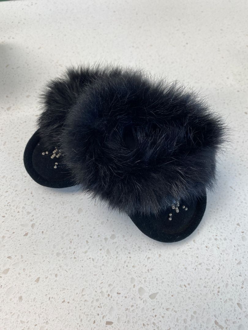 NWOT Black Manitobah Slippers, 0-9M