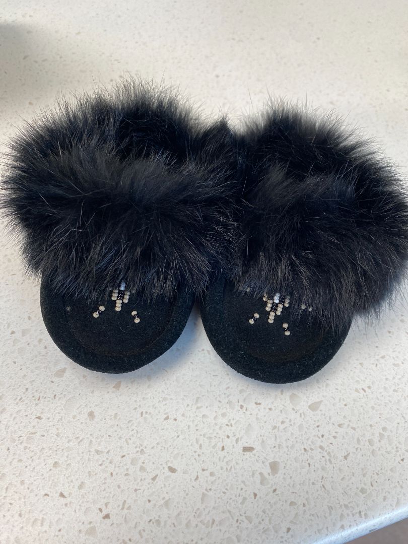 NWOT Black Manitobah Slippers, 0-9M